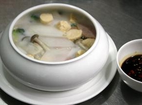 加少许的盐和鸡精调味即可