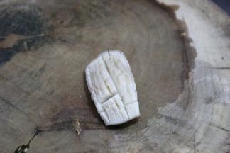 泡发了的干香菇去蒂切花刀，从一个角45度斜刀切起，然后反方向直刀切花刀，切好两端卷起，用一根牙签固定形状。