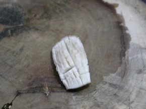 泡发了的干香菇去蒂切花刀，从一个角45度斜刀切起，然后反方向直刀切花刀，切好两端卷起，用一根牙签固定形状。