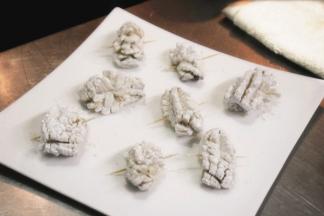 香菇切好之后裹上一层淀粉