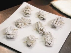 香菇切好之后裹上一层淀粉