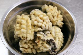 烧热油，放入香菇大火炸至金黄定型。这样可以防止在烹饪的过程中香菇散掉。香菇捞出控油。