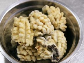 烧热油，放入香菇大火炸至金黄定型。这样可以防止在烹饪的过程中香菇散掉。香菇捞出控油。