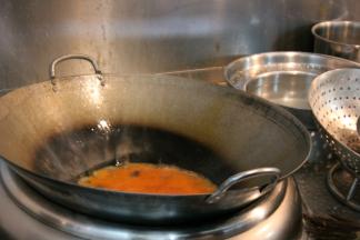 炒锅放油烧热，先爆香葱姜蒜，接着放入花椒和干辣椒小火炒香，再加入蜀地特色的豆瓣酱，稍微的翻炒放少许的白糖提鲜调味。炒出豆瓣的香气之后，加入适量的清水大火煮开。