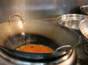 炒锅放油烧热，先爆香葱姜蒜，接着放入花椒和干辣椒小火炒香，再加入蜀地特色的豆瓣酱，稍微的翻炒放少许的白糖提鲜调味。炒出豆瓣的香气之后，加入适量的清水大火煮开。