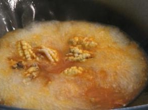 放入炸好的香菇段，大火煮3分钟