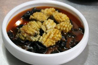 煮好之后将汤汁倒入铺满木耳的碗中。