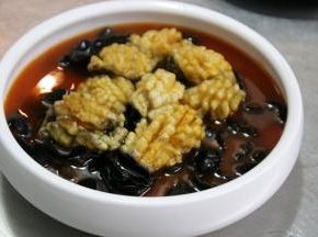 煮好之后将汤汁倒入铺满木耳的碗中。