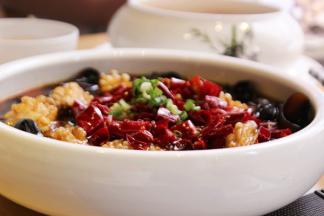 上面撒上干辣椒段，热油浇在辣椒上，激发出辣椒的香气。