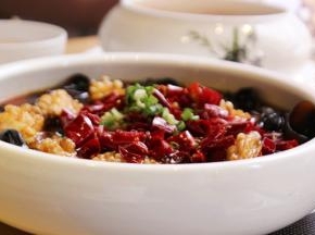 上面撒上干辣椒段，热油浇在辣椒上，激发出辣椒的香气。