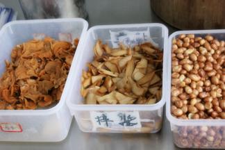 树耳泡发，与杏鲍菇一起切成片状，放入油锅内炸至双面金黄即可