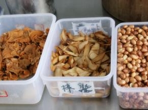 树耳泡发，与杏鲍菇一起切成片状，放入油锅内炸至双面金黄即可