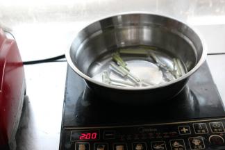 西芹洗净切成段状，放入热水中焯水2分钟即可捞出