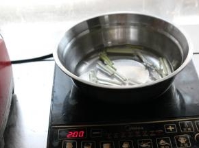 西芹洗净切成段状，放入热水中焯水2分钟即可捞出