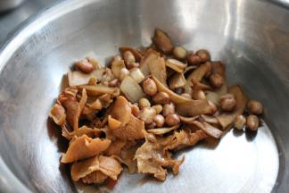 将炸好的树耳，杏鲍菇和花生放入盆中