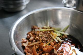 倒入辣椒油和盐