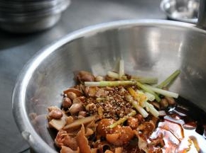 倒入辣椒油和盐