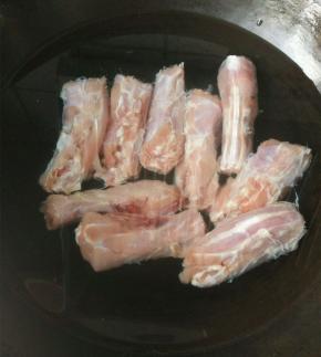 生姜切片，2个姜片放入锅内煮开，放入鸭脖煮出血沫。撇去血沫，鸭脖子捞出控干水分