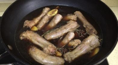 煮好的鸭脖重新放入锅内，加入适量的清水，将姜片，花椒，八角，香叶和桂皮放入，倒入生抽和老抽，加少许的盐