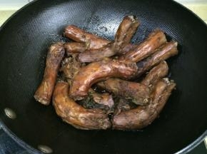捞出鸭脖，吃的时候切成小段就可以了