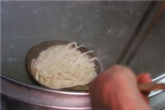 首先宜宾燃面要正宗，就必须用地道的宜宾本土的水和面，为啥？因为金沙江的水质碱度适中，制作面条刚刚好。
