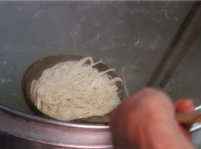 首先宜宾燃面要正宗，就必须用地道的宜宾本土的水和面，为啥？因为金沙江的水质碱度适中，制作面条刚刚好。
