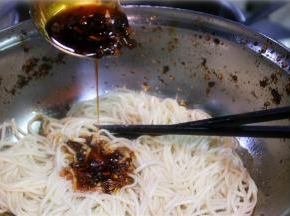 辣椒在锅里炒脆之后剁碎，再加二两大葱，二两姜，少许芝麻。
燃面的油一定要多，一般用芝麻油、植物油、或者菜油，但是加少量猪油会更香哦！将菜油倒进锅里烧，加姜葱炸黄，再加植物油，最后加辣椒翻炒几下后关火，加辣椒面即可。
