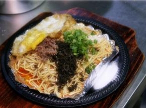 依次加入炒好的肉末、花生碎、芽菜，最后铺上香葱，放上煎蛋即可。