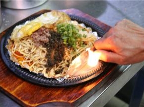 用特制的铁盘，铺上锡纸，将锡纸卷起，撒上盐，再淋上宜宾特有的五粮春酒，用火点燃。