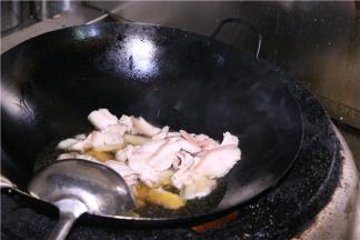 炒锅上火，加很少的油，再下花椒及葱姜煸香。把切好的五花肉片放入锅中炒至透明，肉片两侧略微蜷曲即可。