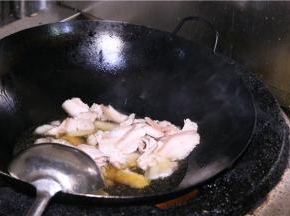 炒锅上火，加很少的油，再下花椒及葱姜煸香。把切好的五花肉片放入锅中炒至透明，肉片两侧略微蜷曲即可。