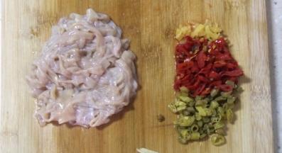 泡椒切段备用，葱姜蒜切好备用