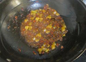 锅内放油，油热之后放入豆瓣酱小火炒出红油，放入泡椒和姜蒜炒出香味
