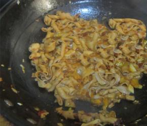 倒入鸭肠和泡椒水，爆炒2分钟