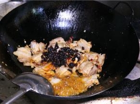将肉拨到锅一边，下入豆瓣酱炒出红油。