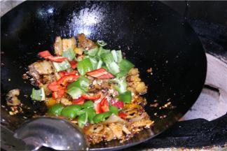 下入青红椒翻炒。