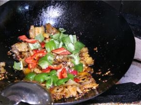 下入青红椒翻炒。