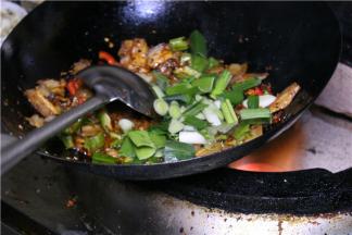 加蒜苗翻炒，再加少许鸡精、糖调味即可出锅。