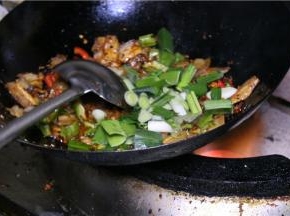 加蒜苗翻炒，再加少许鸡精、糖调味即可出锅。