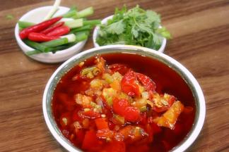 调酱汁：把酸菜放入锅中翻炒，直到水分完全炒干，再加少许，盐、生抽，翻炒均匀，放入香料，泡椒、红辣椒、泡生姜等翻炒出香。