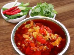 调酱汁：把酸菜放入锅中翻炒，直到水分完全炒干，再加少许，盐、生抽，翻炒均匀，放入香料，泡椒、红辣椒、泡生姜等翻炒出香。