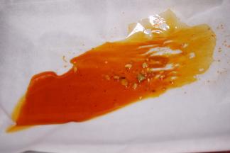 锡纸撕大张一些，铺在烤盘中备用。锡纸上撒上调好的酱汁。