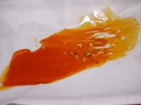 锡纸撕大张一些，铺在烤盘中备用。锡纸上撒上调好的酱汁。