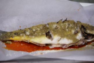 锅中添油，烧热后，先放几片姜片略煸，再将鱼放入锅中，煎到两面焦黄，盛起，撒上胡椒粉，放到锡纸中央。
