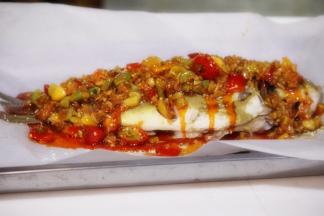 烤箱预热，上下火200度，预热完成后，将锡纸包连同烤盘一起放入烤箱中层烤25分钟左右。