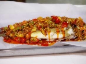 烤箱预热，上下火200度，预热完成后，将锡纸包连同烤盘一起放入烤箱中层烤25分钟左右。