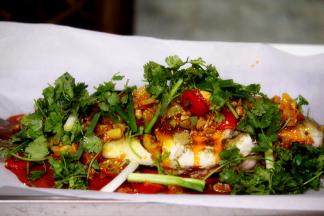 取出划开纸包，撒上香菜、大葱段即可食用。