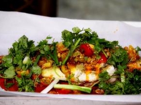 取出划开纸包，撒上香菜、大葱段即可食用。