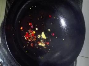 油锅烧热，调小火放入干辣椒爆香