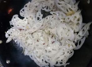 干辣椒炒香后将藕片倒入翻炒